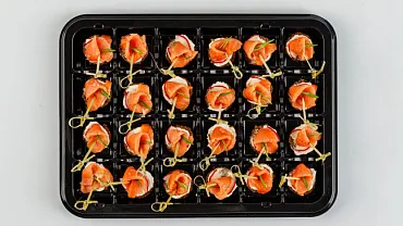 Мини-брускетты с лососем слабосолёным и сырным кремом, 24 шт