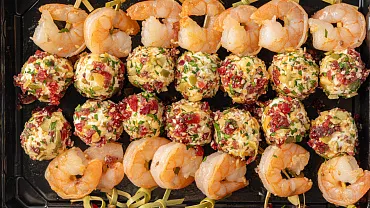 Канапе с креветкой и шариком творожного сыра с орехами и вяленой клюквой, 14 шт