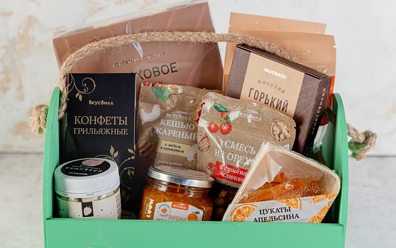 Праздничный бокс «Витаминно-десертный» с шоколадом