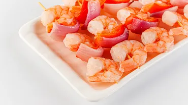 Шашлычки запечённые с тигровыми креветками, красным луком и сладким перцем, 12 шт