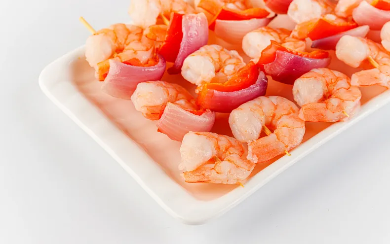 Шашлычки запечённые с тигровыми креветками, красным луком и сладким перцем, 12 шт