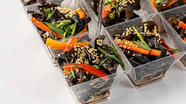 Салат с древесными грибами и с тайским соусом, 15 шт