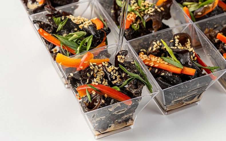 Салат с древесными грибами и с тайским соусом, 15 шт