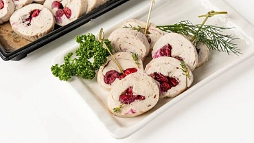 Рулет с курицей и клюквой