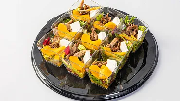 Салат «С уткой и манговым соусом» в стаканчиках, 9 шт