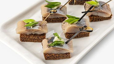 Сельдь с картофельным муссом на бородинском хлебе, 12 шт
