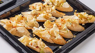 Брускетта с грушей и горгонзолой, 10 шт