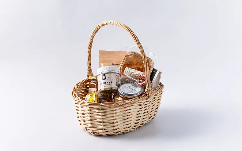 Праздничный набор «Витаминно-десертный» в корзине