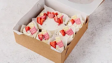 Набор Бенто-торт с капкейками «Клубничное настроение»