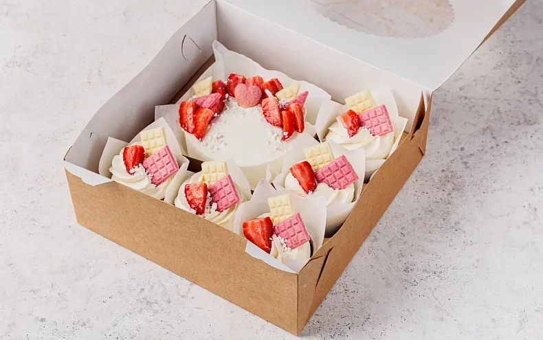 Набор Бенто-торт с капкейками «Клубничное настроение»