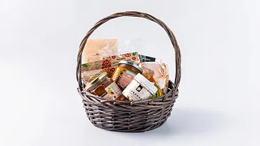 Праздничный набор «Витаминно-десертный» в корзине