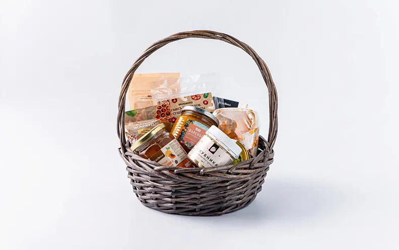 Праздничный набор «Витаминно-десертный» в корзине