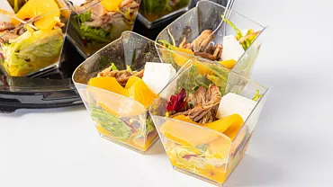 Салат «С уткой и манговым соусом» в стаканчиках, 9 шт