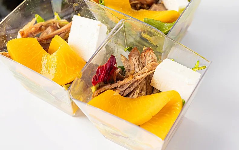 Салат «С уткой и манговым соусом» в стаканчиках, 9 шт