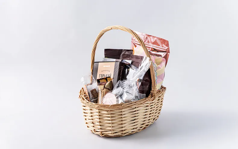 Праздничный набор «Мир кофе» в корзине