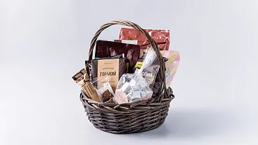 Праздничный набор «Мир кофе» в корзине