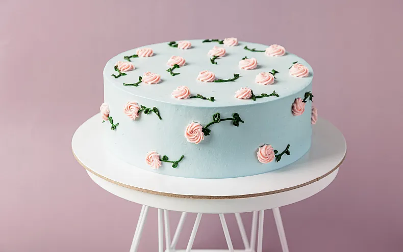 Торт «Цветочная поляна» в голубом