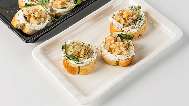 Брускетта с тартаром из креветки и творожным сыром, 10 шт.