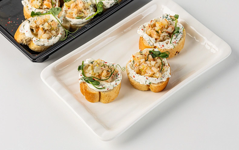 Брускетта с тартаром из креветки и творожным сыром, 10 шт.