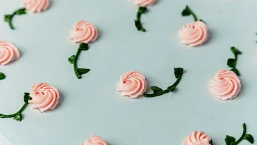 Торт «Цветочная поляна» в голубом