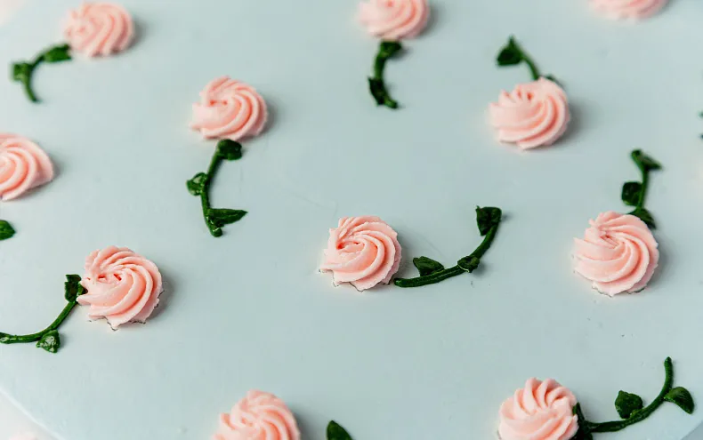 Торт «Цветочная поляна» в голубом