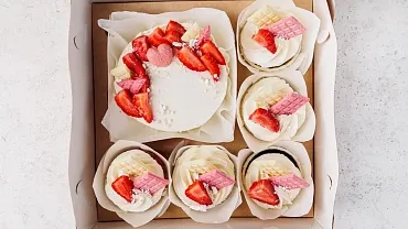 Набор Бенто-торт с капкейками «Клубничное настроение»