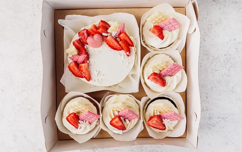 Набор Бенто-торт с капкейками «Клубничное настроение»