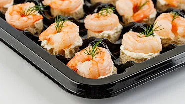 Мини-брускетты с тигровой креветкой и сырным кремом, 24 шт