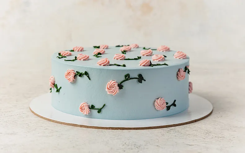 Торт «Цветочная поляна» в голубом