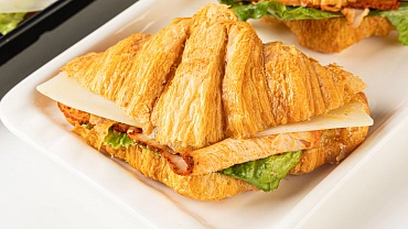 Круассан с индейкой и луковым конфи, 6 шт