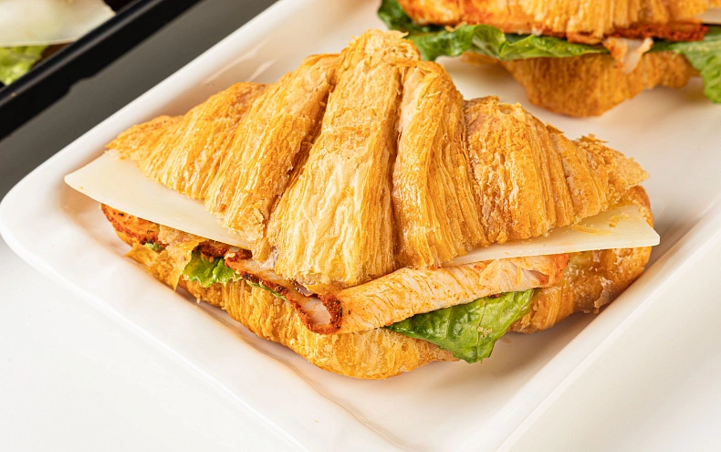 Круассан с индейкой и луковым конфи, 6 шт