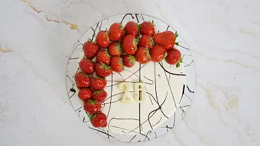 Торт «Мраморный с клубникой»