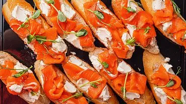 Брускетта с ломтиками филе лосося, 10 шт