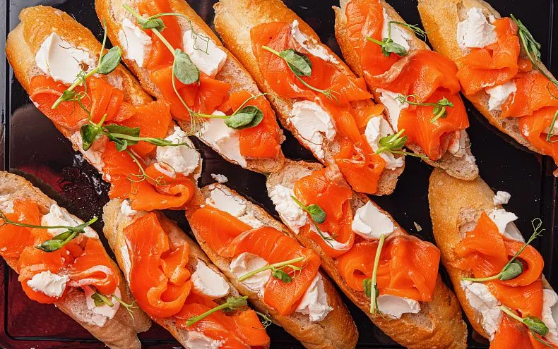 Брускетта с ломтиками филе лосося, 10 шт