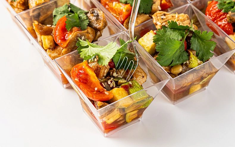 Салат «Азиатский» с индейкой и печеными овощами, 15 шт.