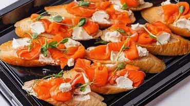 Брускетта с ломтиками филе лосося, 10 шт