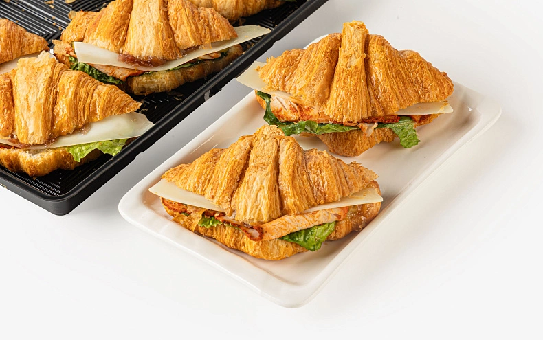 Круассан с индейкой и луковым конфи, 6 шт