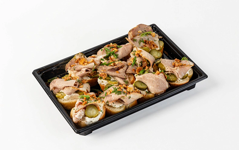 Брускетта с бужениной и хрустящим луком, 10 шт