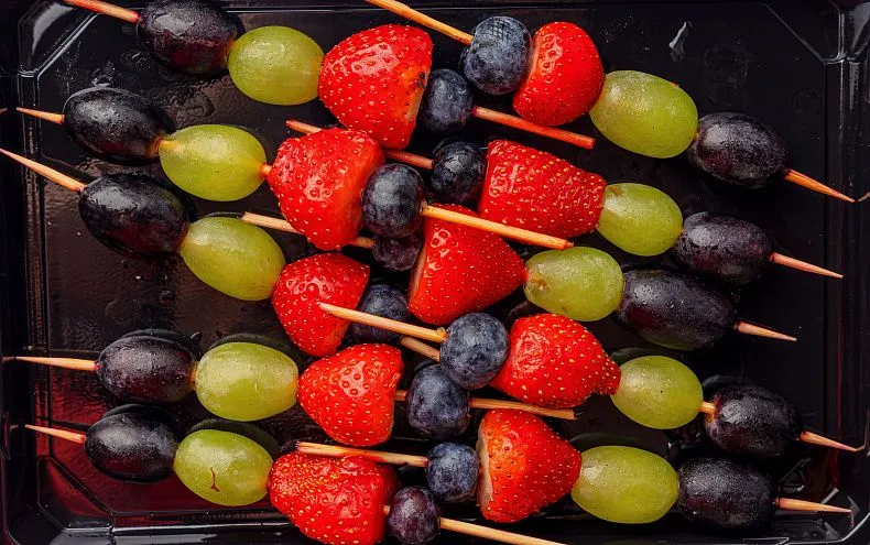 Шпажки фруктовые «Клубника, виноград, голубика», 10 шт