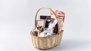 Праздничный набор «Мир кофе» в корзине