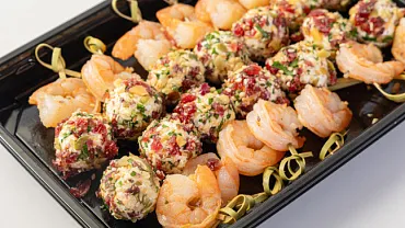 Канапе с креветкой и шариком творожного сыра с орехами и вяленой клюквой, 14 шт