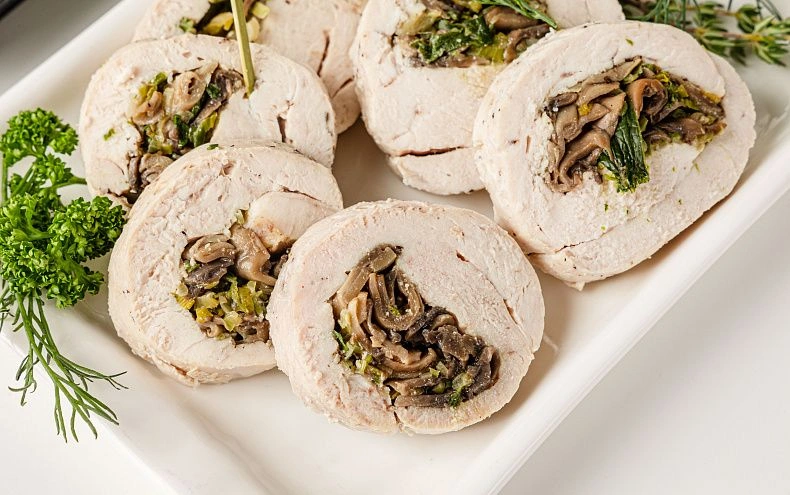 Рулет с курицей и грибами