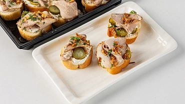 Брускетта с бужениной и хрустящим луком, 10 шт