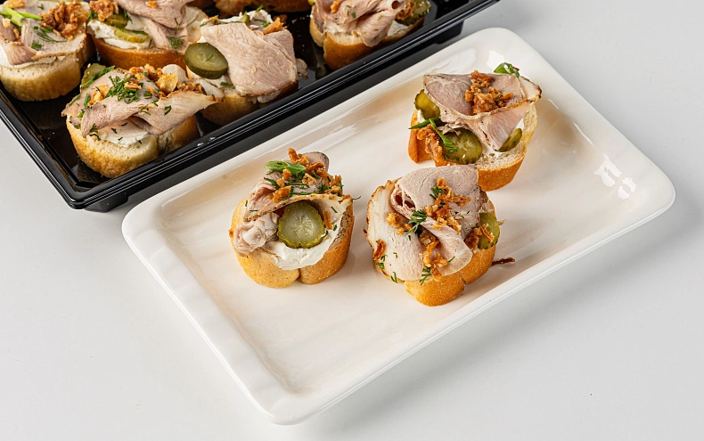 Брускетта с бужениной и хрустящим луком, 10 шт