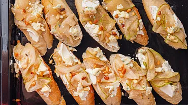 Брускетта с грушей и горгонзолой, 10 шт