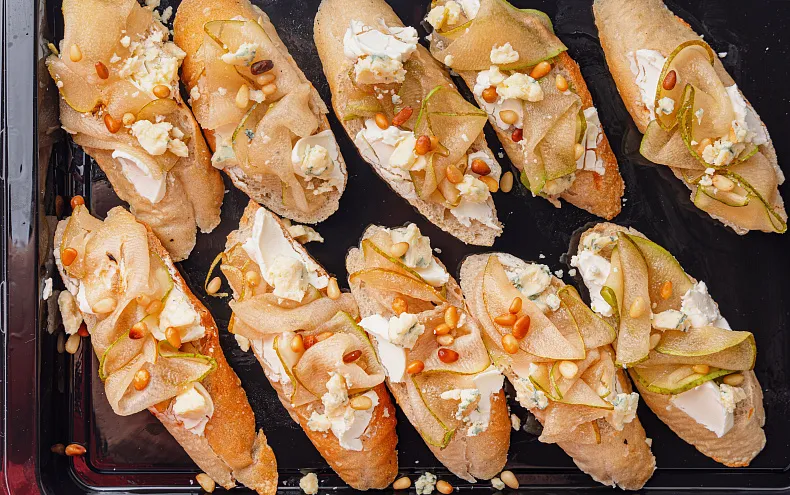 Брускетта с грушей и горгонзолой, 10 шт