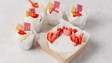 Набор Бенто-торт с капкейками «Клубничное настроение»