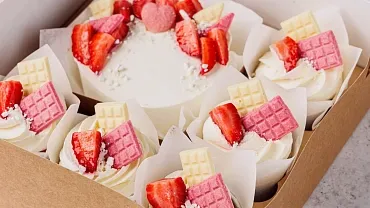 Набор Бенто-торт с капкейками «Клубничное настроение»