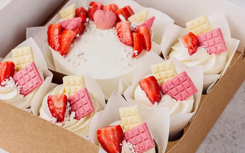 Набор Бенто-торт с капкейками «Клубничное настроение»