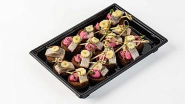 Мини-брускетты с сельдью и муссом из свеклы, 15 шт.